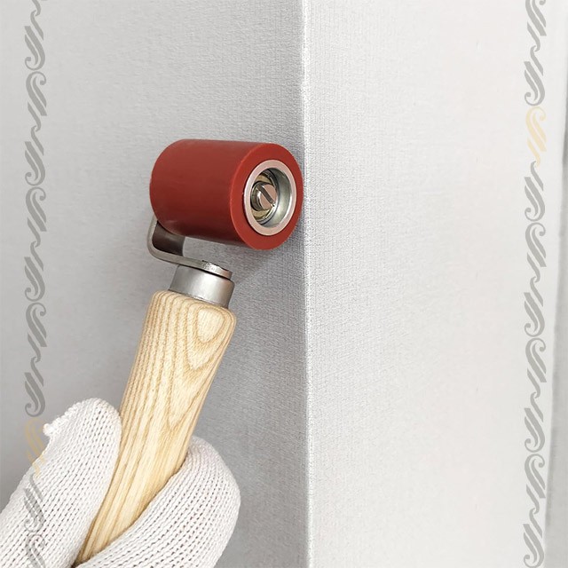 معرفی ابزارهای کاغذ دیواری: غلتک درز